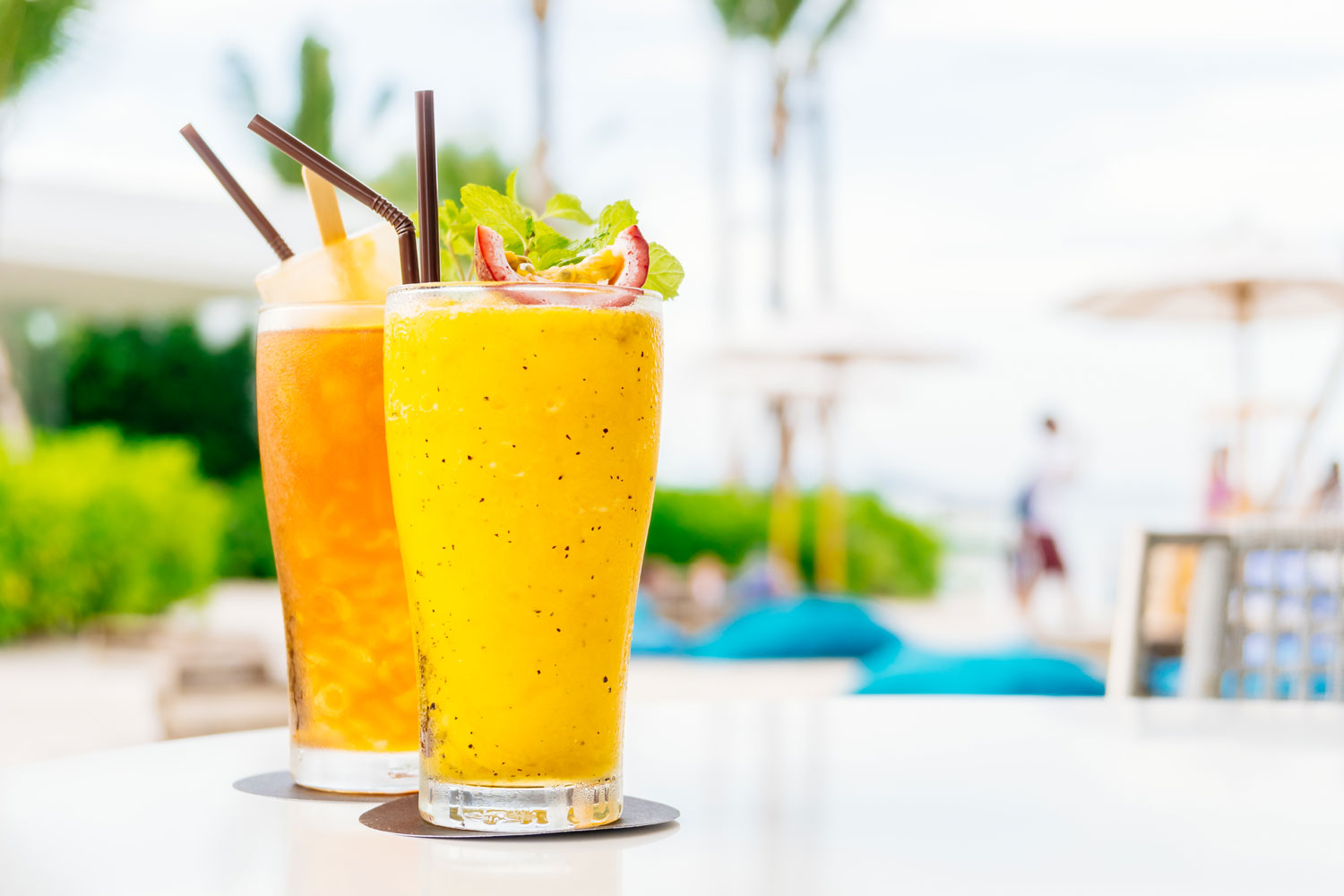 iced-cocktails-drinking-glass-with-beach-sea